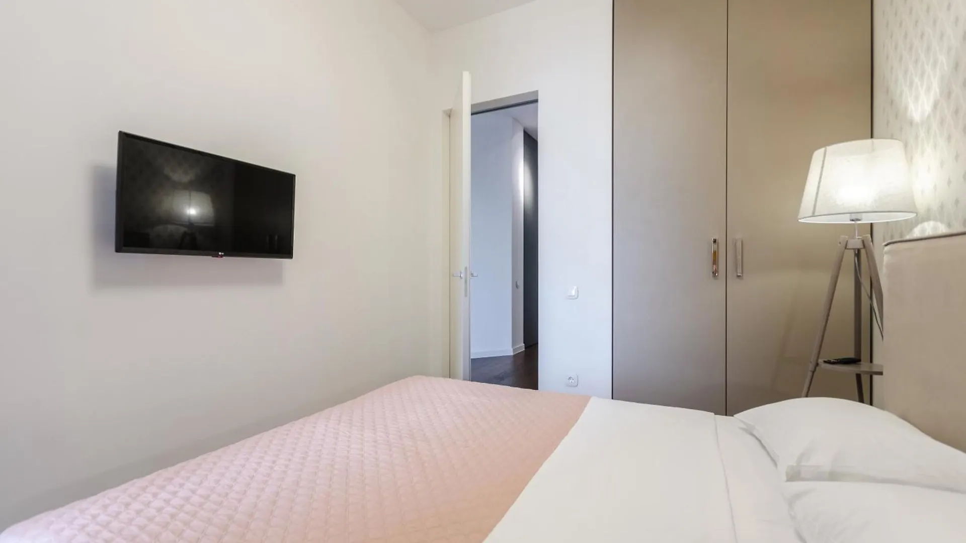 Petrovdom Apartments 14-377 In Rc Central Park,7 John Mccain Street Kijev